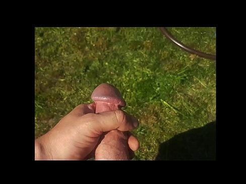 ❤️ Vroča lepotica dobi svojo rožnato pičko, ki jo jebe, in se zraven cmeri s curkom na poletnem vrtu ❌ Super pornič na porno sl.xxx050890.ru ﹏